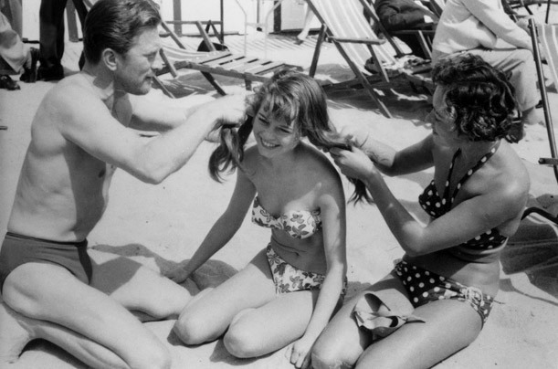 Bộ bikini của Brigitte Bardot trong bộ phim Và Chúa đã tạo ra Đàn bà đã mở ra một thị trường mới cho đồ tắm tại Hoa Kỳ và trong năm 1960 Bộ bikini của Brigitte Bardot trong bộ phim Và Chúa đã tạo ra Đàn bà đã mở ra một thị trường mới cho đồ tắm tại Hoa Kỳ và trong năm 1960