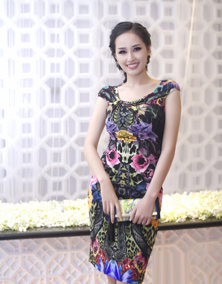 ... có lúc lại sang trọng, quý phái với váy ôm sát ... có lúc lại sang trọng, quý phái với váy ôm sát