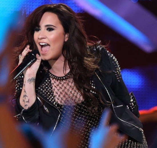 Sau khi có hình xăm chữ “Faith” nguệch ngoạc trên trên cánh tay của mình vào năm ngoái, Demi Lovato đã quyết định có thêm hình xăm đàn chim nhỏ ở cánh tay phải. Sau khi có hình xăm chữ “Faith” nguệch ngoạc trên trên cánh tay của mình vào năm ngoái, Demi Lovato đã quyết định có thêm hình xăm đàn chim nhỏ ở cánh tay phải.