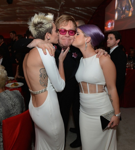 Hình xăm con mực bên sườn phải của Miley Cyrus, biểu tượng này được cho là để ngăn chặn những cơn ác mộng , nhưng mọi người cho rằng hình xăm này giống như những con nòng nọc. Hình xăm con mực bên sườn phải của Miley Cyrus, biểu tượng này được cho là để ngăn chặn những cơn ác mộng , nhưng mọi người cho rằng hình xăm này giống như những con nòng nọc.
