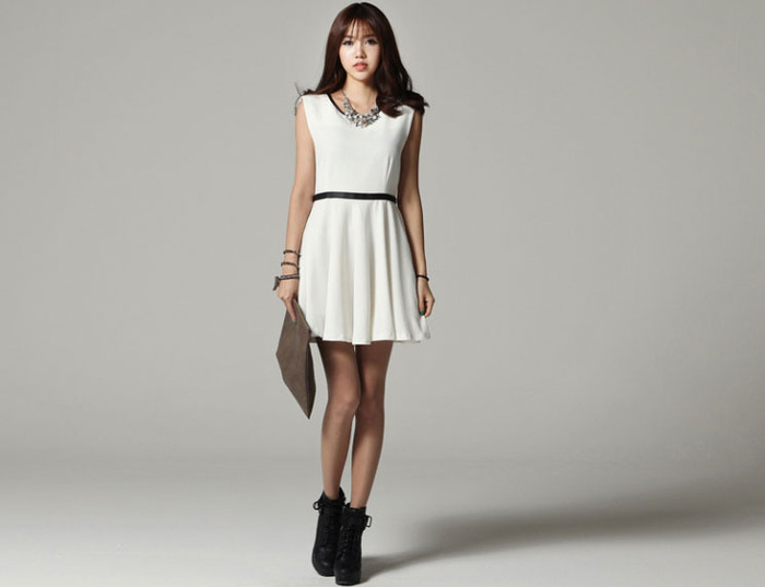 Chọn thắt lưng nhỏ làm điểm nhấn tại eo trên phần chân dài hơn