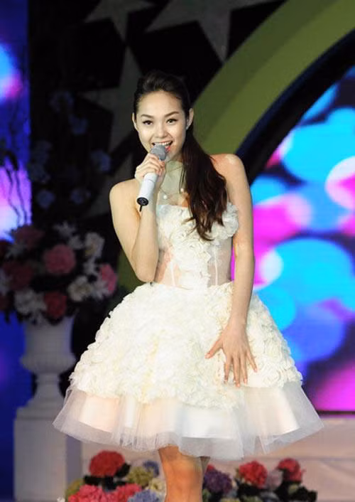 Trên sân khấu Minh Hằng không chỉ cuốn hút khán giả bằng giọng hát, vũ điệu và còn bởi chính trang phục cô chọn lựa.