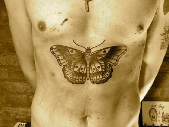 Hình xăm con bướm trên xương sườn của Harry Styles làm mất đi vẻ nam tính của phái mạnh. Hình xăm con bướm trên xương sườn của Harry Styles làm mất đi vẻ nam tính của phái mạnh.