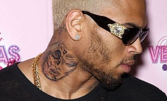 Chris Brown công cố hình xăm trông giống như một cô gái bị đánh đập trên cổ mình vào năm ngoái, khiến mọi người liên tưởng đến Rihanna. Tuy nhiên Chris Browm đã một mực phủ định và tuyên bố đó là hình một hộp sọ (gắn với tổ chức Day of the Dead). Chris Brown công cố hình xăm trông giống như một cô gái bị đánh đập trên cổ mình vào năm ngoái, khiến mọi người liên tưởng đến Rihanna. Tuy nhiên Chris Browm đã một mực phủ định và tuyên bố đó là hình một hộp sọ (gắn với tổ chức Day of the Dead).