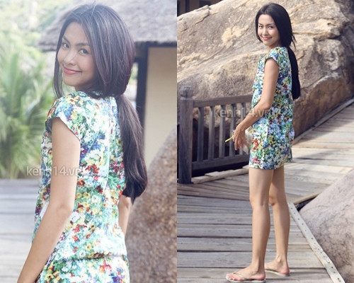 Vẫn là kiểu dáng hết sức đơn giản với váy liền suông họa tiết hoa nhí, Hà Tăng vẫn đủ sức thu hút mọi ánh nhìn. Chiếc váy phù hợp với những buổi dạo chơi, đi biển này cũng là gợi ý cho những cô nàng yêu thích style giản dị Vẫn là kiểu dáng hết sức đơn giản với váy liền suông họa tiết hoa nhí, Hà Tăng vẫn đủ sức thu hút mọi ánh nhìn. Chiếc váy phù hợp với những buổi dạo chơi, đi biển này cũng là gợi ý cho những cô nàng yêu thích style giản dị
