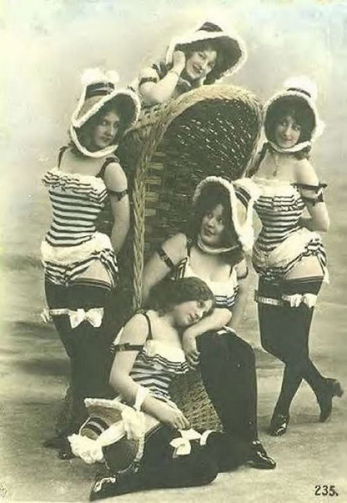 Phần bụng, đùi, ngực bắt đầu được phô diễn, tạo tiền đề cho bikini hiện đại ra đời Phần bụng, đùi, ngực bắt đầu được phô diễn, tạo tiền đề cho bikini hiện đại ra đời