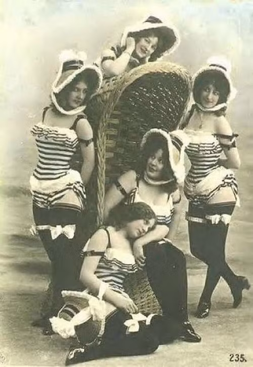 Phần bụng, đùi, ngực bắt đầu được phô diễn, tạo tiền đề cho bikini hiện đại ra đời