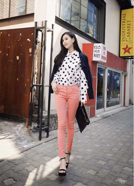 Những chiếc quần pastel màu hồng được rất nhiều quý cô lựa chọn bởi sự nữ tính và đáng yêu của nó