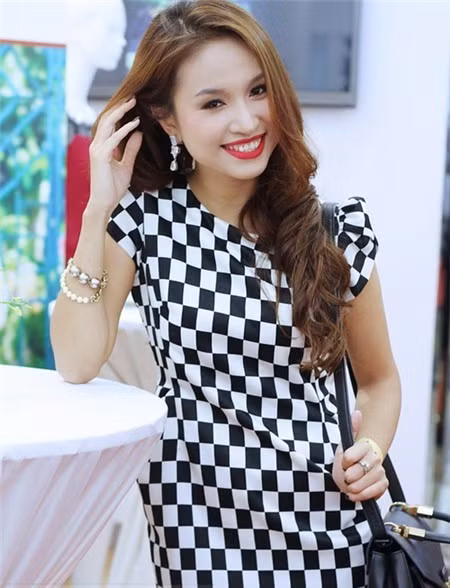 Thanh Vân Hugo ấn tượng trong những thiết kế họa tiết bàn cờ.