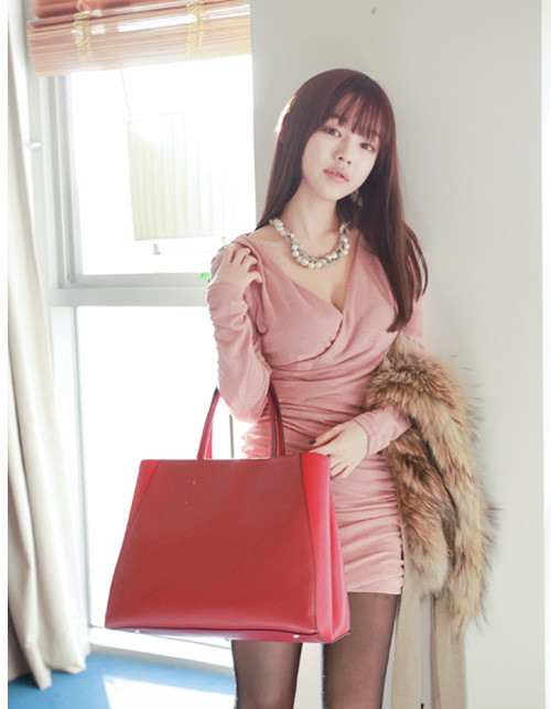 Bạn nên kết hợp thêm cùng phụ kiện, trang sức ví dụ như vòng ngọc trai, vòng kim loại lấp lánh...để tăng độ thu hút cho bộ cánh thanh nhã của mình