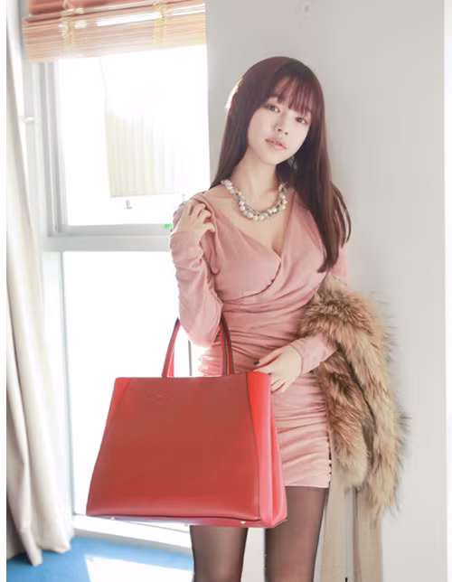 Bạn nên kết hợp thêm cùng phụ kiện, trang sức ví dụ như vòng ngọc trai, vòng kim loại lấp lánh...để tăng độ thu hút cho bộ cánh thanh nhã của mình