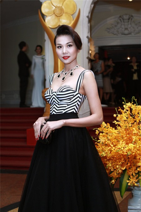 Thanh Hằng sang trọng và cổ điển với chiếc áo crop-top kẻ sọc mix với chân váy bồng bềnh