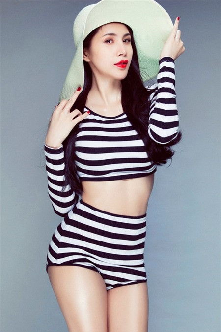 1 tháng sau khi sinh, Thủy Tiên xuất hiện trở lại đầy lôi cuốn với bộ trang phục kẻ sọc