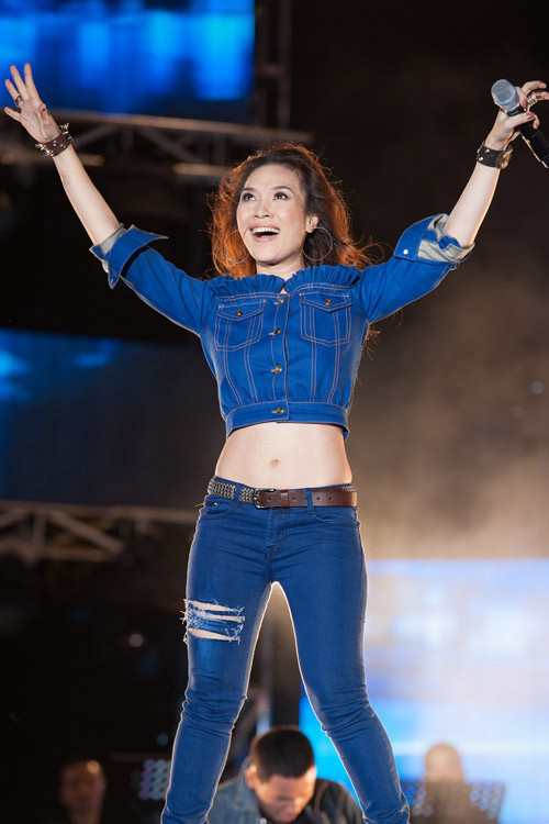 Và khi đã ở trên đỉnh cao của sự nghiệp, cô vẫn say mê khoe eo thon