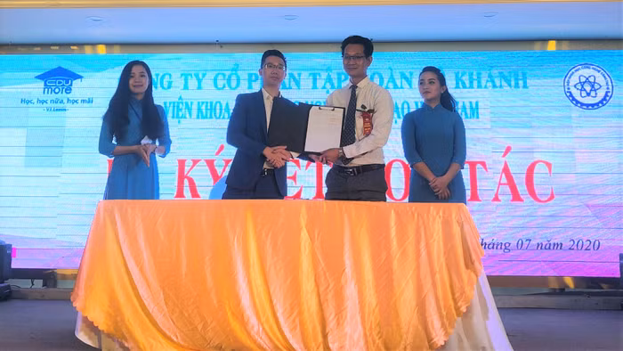 Ra mắt nền tảng giáo dục Edumore (Ảnh: Nhật Minh) Ra mắt nền tảng giáo dục Edumore (Ảnh: Nhật Minh)