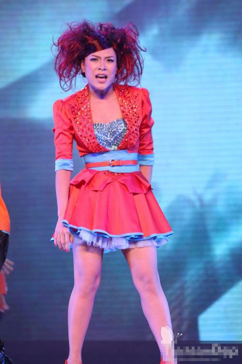 Mỹ Tâm với phong cách thời trang và kiểu tóc sến ngày nào. Mỹ Tâm với phong cách thời trang và kiểu tóc sến ngày nào.