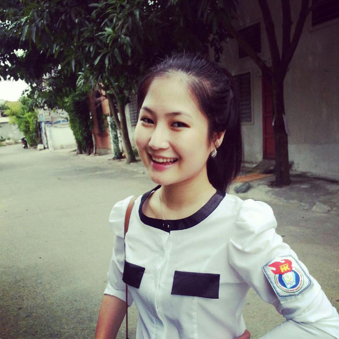 "Một ngày về thăm trường, 15/8/2012 , cảm giác mặc lại áo trắng lạ quá, xa bao lâu rồi Huỳnh Thúc Kháng ới." - Tâm sự của Hương Tràm The Voice trên trang cá nhân. Về thăm trường Hương Tràm diện lại đồng phục cũ trong lòng không giấu nổi những xúc động.