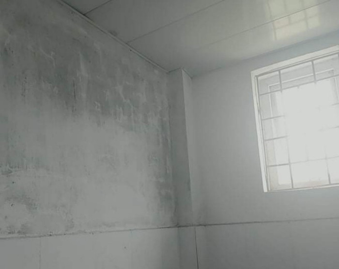 Tường trong khu vệ sinh học sinh nhiều chỗ bị thấm nước, loang lổ, ẩm mốc ảnh hưởng sức khỏe của trẻ. Ảnh: NVCC. Tường trong khu vệ sinh học sinh nhiều chỗ bị thấm nước, loang lổ, ẩm mốc ảnh hưởng sức khỏe của trẻ. Ảnh: NVCC.