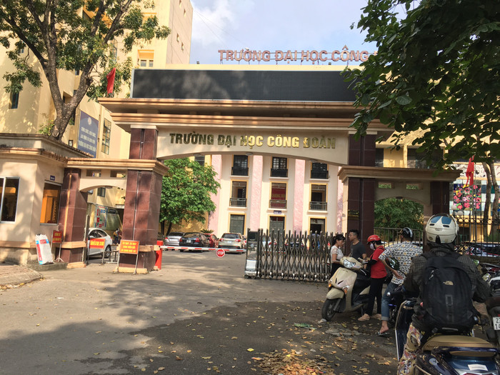 Bên ngoài cổng chính Trường đại học Công Đoàn là những quán trà đá, nhếch nhác. Ảnh: Vũ Phương. Bên ngoài cổng chính Trường đại học Công Đoàn là những quán trà đá, nhếch nhác. Ảnh: Vũ Phương.