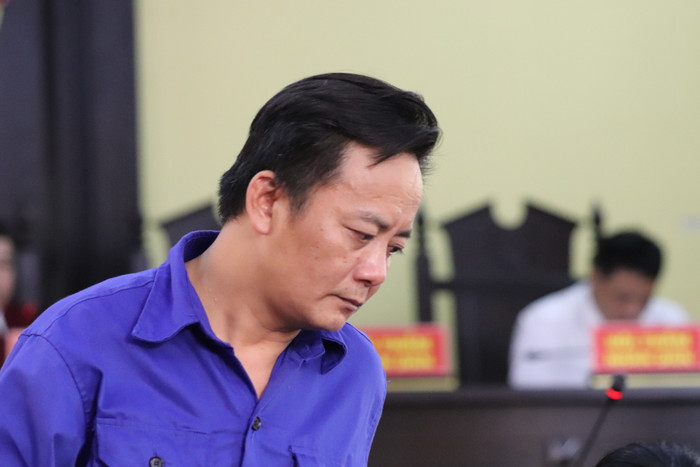 Nguyễn Minh Khoa (cựu Phó Trưởng phòng An ninh chính trị nội bộ, Công an tỉnh Sơn La) bị tuyên phạt 8 năm tù về tội Đưa hối lộ. Ảnh Vũ Phương. Nguyễn Minh Khoa (cựu Phó Trưởng phòng An ninh chính trị nội bộ, Công an tỉnh Sơn La) bị tuyên phạt 8 năm tù về tội Đưa hối lộ. Ảnh Vũ Phương.