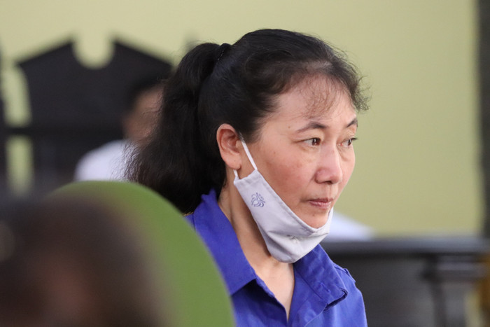 Bị cáo Nguyễn Thị Hồng Nga khai biết sai vẫn làm vì cấp trên chỉ đạo. Ảnh: Vũ Phương. Bị cáo Nguyễn Thị Hồng Nga khai biết sai vẫn làm vì cấp trên chỉ đạo. Ảnh: Vũ Phương.