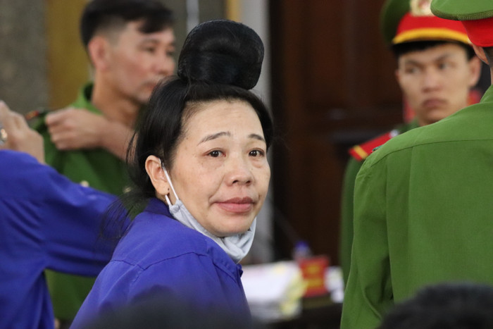 Lò Thị Trường (lao động tự do, thành phố Sơn La) bị tuyên phạt 30 tháng tù, cho hưởng án treo và được trả tự do tại tòa về tội Đưa hối lộ. Ảnh: Vũ Phương. Lò Thị Trường (lao động tự do, thành phố Sơn La) bị tuyên phạt 30 tháng tù, cho hưởng án treo và được trả tự do tại tòa về tội Đưa hối lộ. Ảnh: Vũ Phương.