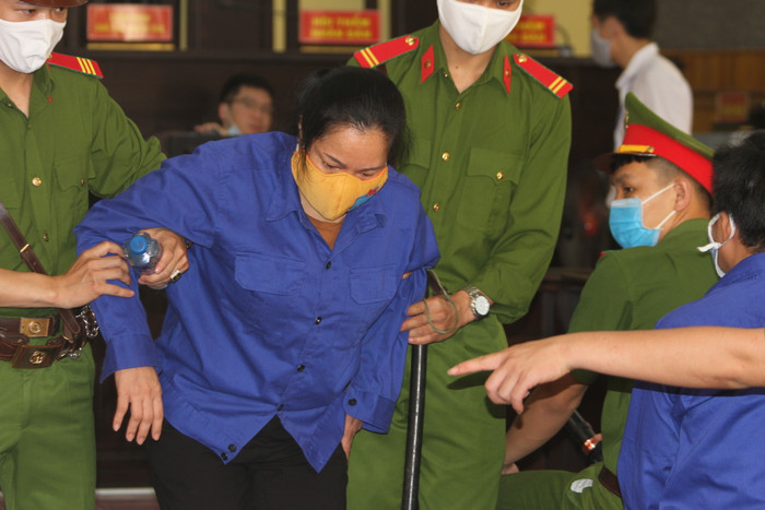 Bị cáo Hoàng Thị Thành bị truy tố tội đưa hối lộ để chạy điểm cho con không thể tự đi lại. Ảnh: Vũ Phương.