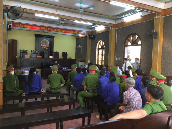 Toàn cảnh hội trường phiên xét xử sai phạm thi cử tại Sơn La, ảnh: Vũ Phương.