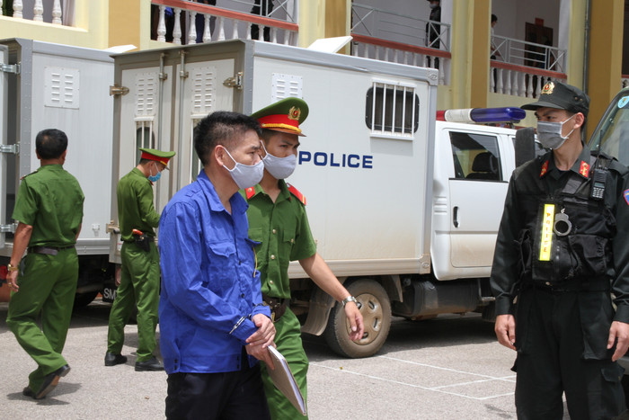 Nhiều luật sư bào chữa cho bị cáo Yến cho rằng, nếu ông Yến vì đưa danh sách 13 thí sinh mà bị truy tố, vậy ông Đức thì sao? Ảnh: Vũ Phương.