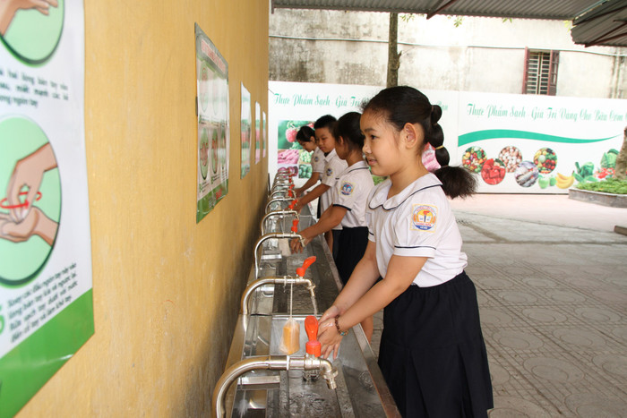 Nhà trường bố trí nhiều vòi nước, xà phòng để học sinh rửa tay thường xuyên. Ảnh: Vũ Phương
