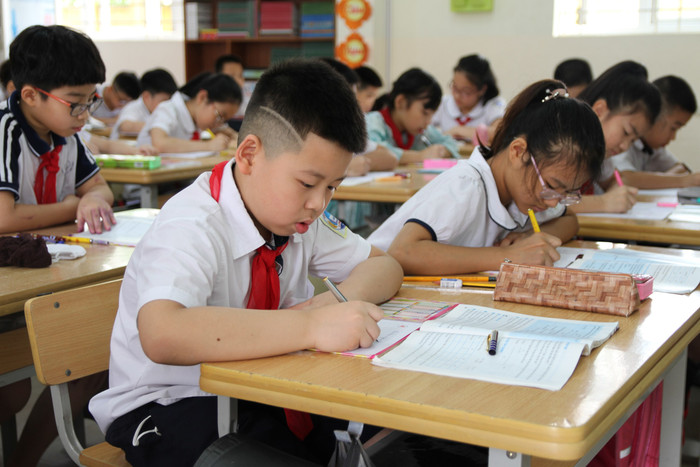 Nhiều học sinh cho biết rất phấn khởi, vui mừng được trở lại trường gặp các bạn, thầy cô. Ảnh: Vũ Phương.