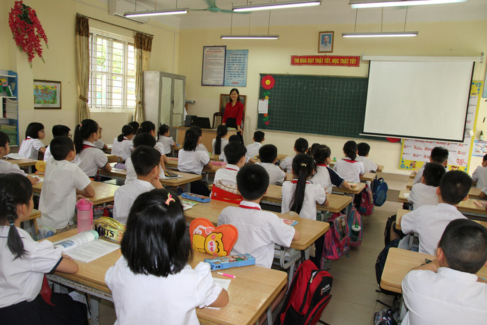 Trong lớp các em không phải đeo khẩu trang, nhưng khi ra chơi vẫn phải đeo khẩu trang để đảm bảo an toàn. Ảnh: Vũ Phương