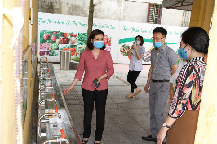 Bà Đinh Thị Thu Hương, Phó Chủ tịch Ủy ban nhân dân quận Long Biên kiểm tra khu vực rửa tay cho học sinh. Ảnh: Vũ Phương.