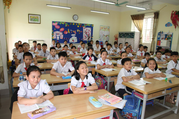 Học sinh háo hức, vui mừng trở lại học tập. Ảnh: Vũ Phương