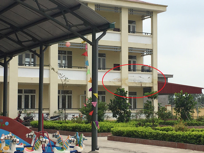 Quan sát bằng mắt thường cũng cho thấy chất lượng thi công Trường mầm non xã Phù Lương có vấn đề. Ảnh: Vũ Phương. Quan sát bằng mắt thường cũng cho thấy chất lượng thi công Trường mầm non xã Phù Lương có vấn đề. Ảnh: Vũ Phương.
