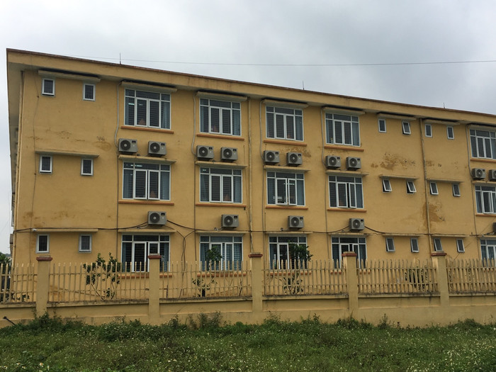 Nhiều mảng tưởng loang lổ, thấm nước, bong tróc dù ngôi trường mới xây xong chưa được bao lâu. Ảnh: Vũ Phương Nhiều mảng tưởng loang lổ, thấm nước, bong tróc dù ngôi trường mới xây xong chưa được bao lâu. Ảnh: Vũ Phương