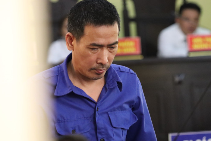 Đặng Hữu Thủy (cựu Phó Hiệu trưởng Trường Trung học Phổ thông Tô Hiệu) nhận mức án 8 năm tù và phạt 20 triệu đồng về tội Lợi dụng chức vụ và quyền hạn trong thi hành công vụ. Ảnh: Vũ Phương. Đặng Hữu Thủy (cựu Phó Hiệu trưởng Trường Trung học Phổ thông Tô Hiệu) nhận mức án 8 năm tù và phạt 20 triệu đồng về tội Lợi dụng chức vụ và quyền hạn trong thi hành công vụ. Ảnh: Vũ Phương.