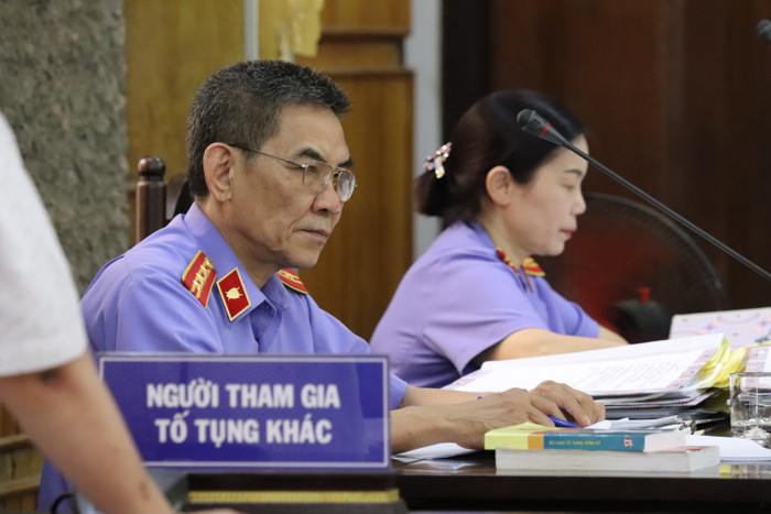 Đại diện viện kiểm sát không tranh luận về nội dung luật sư đề nghị làm rõ vai trò của ông Hoàng Tiến Đức. Ảnh: Vũ Phương.