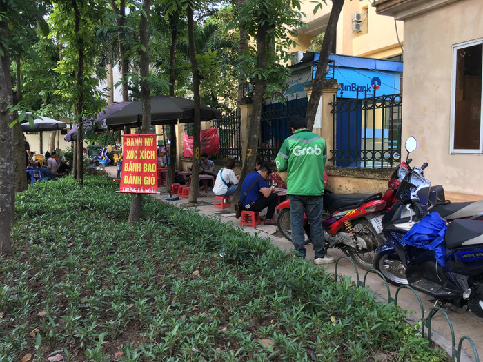 Bên trái cánh cổng chính Trường đại học Công Đoàn. Ảnh: Vũ Phương. Bên trái cánh cổng chính Trường đại học Công Đoàn. Ảnh: Vũ Phương.