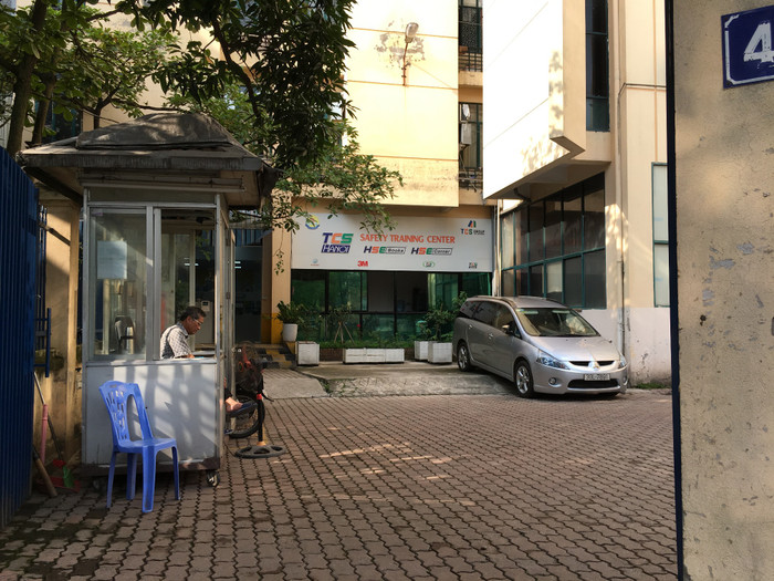 Tầng 1 ký túc xá còn cho doanh nghiệp thuê làm trụ sở văn phòng. Ảnh: Vũ Phương. Tầng 1 ký túc xá còn cho doanh nghiệp thuê làm trụ sở văn phòng. Ảnh: Vũ Phương.