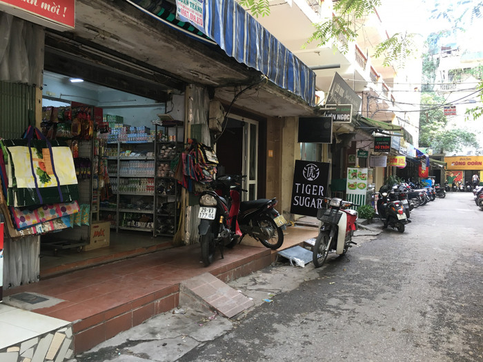 Khu vực tầng 1 ký túc xá được cho thuê, buôn bán nhiều các loại dịch vụ, hàng hóa. Ảnh: Vũ Phương. Khu vực tầng 1 ký túc xá được cho thuê, buôn bán nhiều các loại dịch vụ, hàng hóa. Ảnh: Vũ Phương.