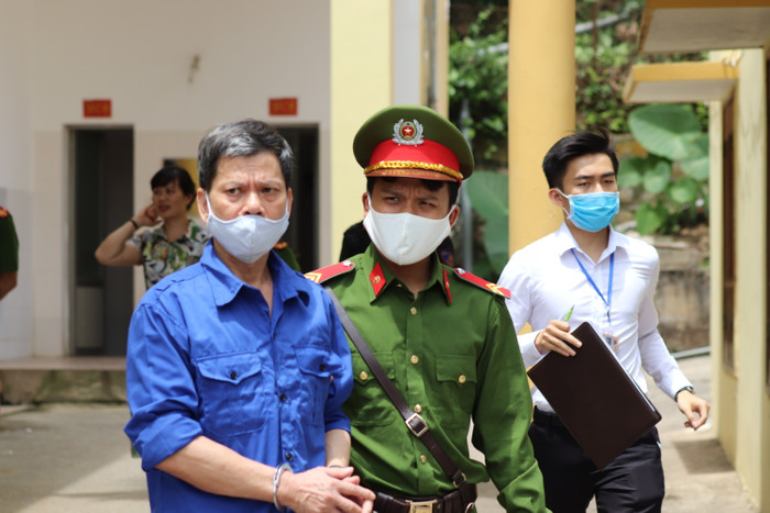 Bị cáo Lò Văn Huynh thời gian đầu khai bị cáo Khoa nhờ nâng điểm và đưa trước 1 tỷ đồng, nhưng sau đó thay đổi lời khai nói không nhận tiền của bị cáo Khoa. Ảnh: Vũ Phương.