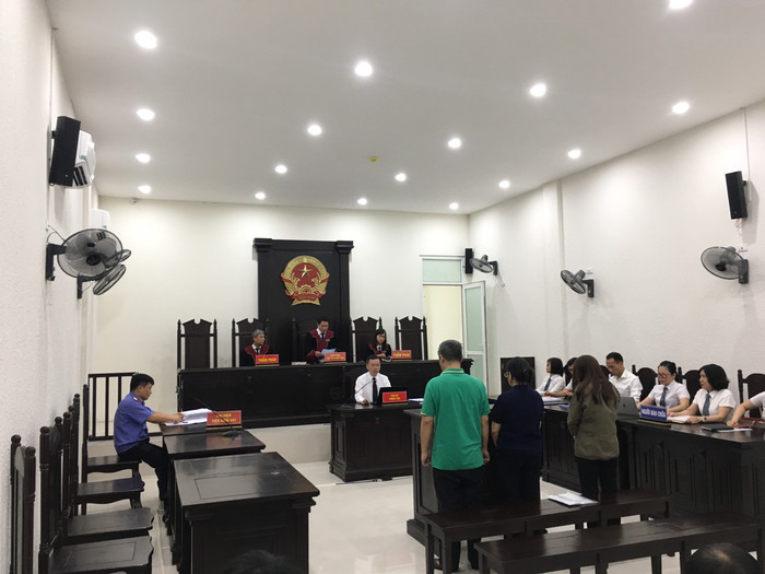 Hội đồng xét xử quyết định hoãn phiên tòa. Thời gian mở lại sẽ được thông báo sau. Ảnh: Vũ Phương Hội đồng xét xử quyết định hoãn phiên tòa. Thời gian mở lại sẽ được thông báo sau. Ảnh: Vũ Phương