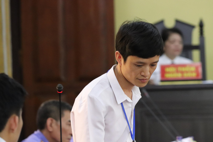 Ông Lê Việt Dũng khai chỉ nhờ bị cáo Trần Văn Điện xem điểm cho 3 thí sinh. Ảnh: Vũ Phương. Ông Lê Việt Dũng khai chỉ nhờ bị cáo Trần Văn Điện xem điểm cho 3 thí sinh. Ảnh: Vũ Phương.