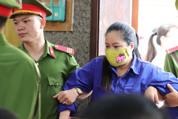 Hoàng Thị Thành (cựu Chủ tịch Hội Nông dân huyện Quỳnh Nhai, tỉnh Sơn La) nhận mức án 3 năm tù cho hưởng án treo và được trả tự do tại tòa về tội Đưa hối lộ. Ảnh: Vũ Phương. Hoàng Thị Thành (cựu Chủ tịch Hội Nông dân huyện Quỳnh Nhai, tỉnh Sơn La) nhận mức án 3 năm tù cho hưởng án treo và được trả tự do tại tòa về tội Đưa hối lộ. Ảnh: Vũ Phương.