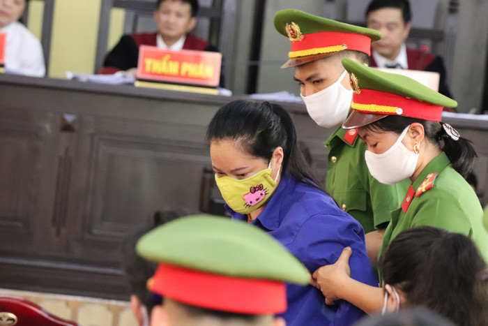 Bị cáo Hoàng Thị Thành lo chạy điểm cho con đỗ vào trường công an đã phải hầu tòa. Ảnh: Vũ Phương. Bị cáo Hoàng Thị Thành lo chạy điểm cho con đỗ vào trường công an đã phải hầu tòa. Ảnh: Vũ Phương.