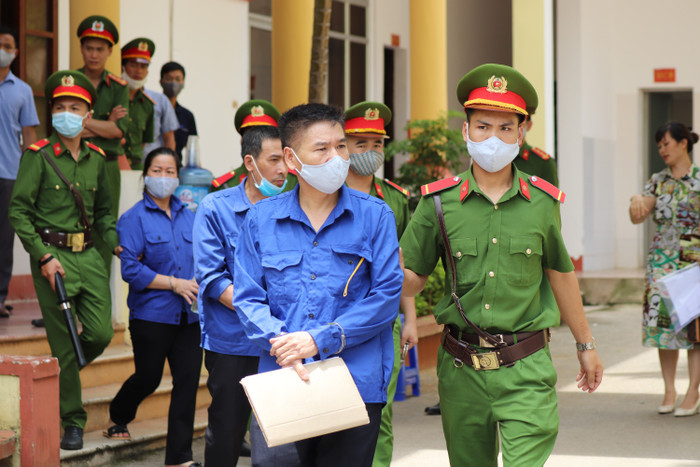 Bị cáo Trần Xuân Yến phủ nhận việc nhờ nâng điểm. Ảnh: Vũ Phương.