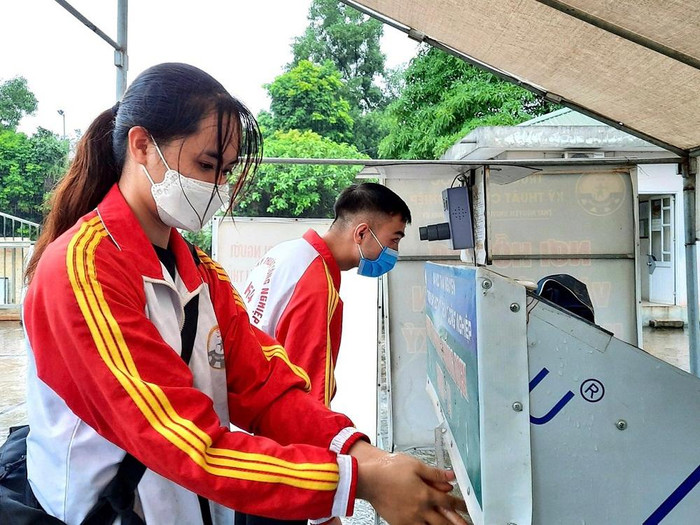 Sinh viên tại Đại học Thái Nguyên tuân thủ nguyên tắc 5K khi trở lại trường. (Ảnh: TNU).