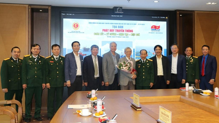 Lãnh đạo Tập đoàn tặng hoa tri ân các đồng chí nguyên lãnh đạo ngành Dầu khí qua các thời kỳ Lãnh đạo Tập đoàn tặng hoa tri ân các đồng chí nguyên lãnh đạo ngành Dầu khí qua các thời kỳ