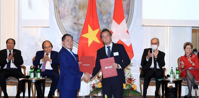Ông Trần Anh Tuấn - Chủ tịch MSB và đại diện Ngân hàng Kaleido Thụy Sĩ trong lễ ký kết Ông Trần Anh Tuấn - Chủ tịch MSB và đại diện Ngân hàng Kaleido Thụy Sĩ trong lễ ký kết